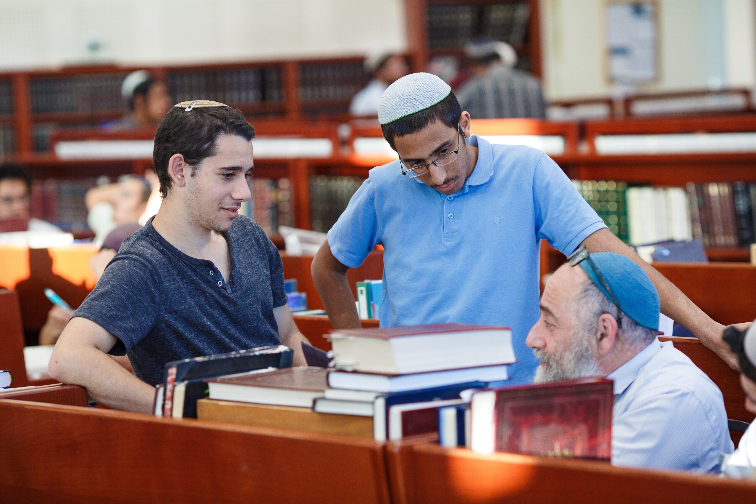 רב ותלמידים לומדים בבית המדרש