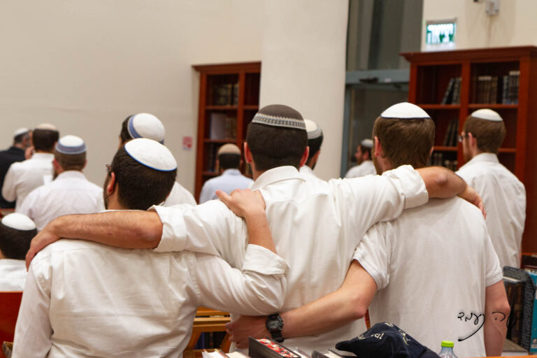 תלמידי הישיבה מחובקים בבית המדרש