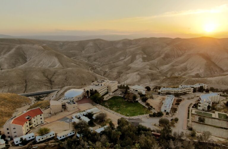 מבט על הישיבה במצפה יריחו ומדבר יהודה בשקיעה