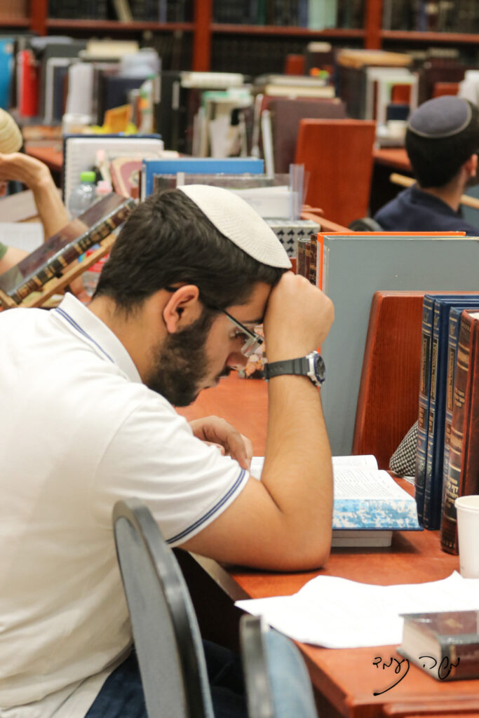 תלמיד לומד בבית המדרש – הלכה ובקיאות