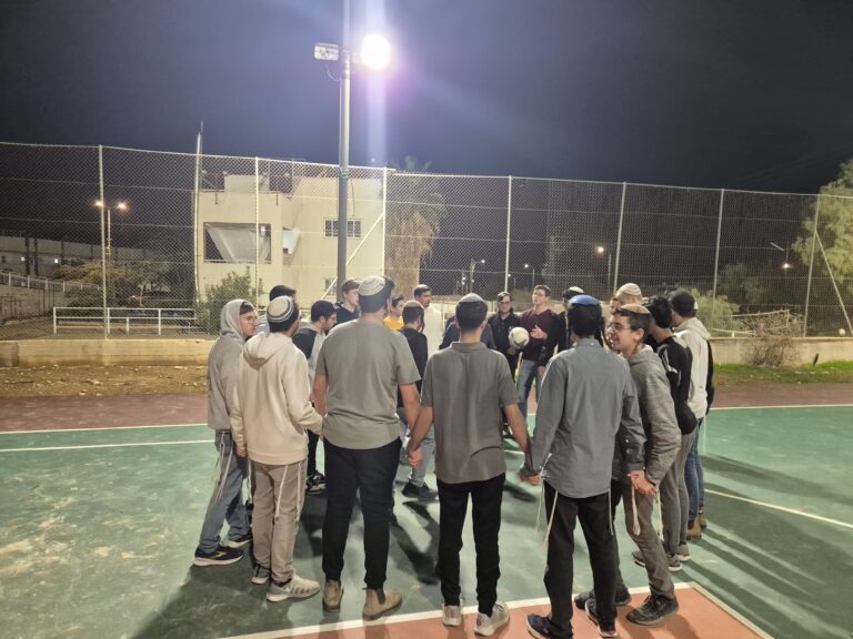 תלמידים במגרש הספורט של הישיבה בערב