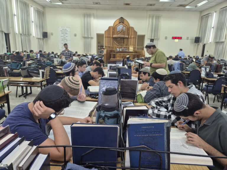לימוד גמרא בבית המדרש