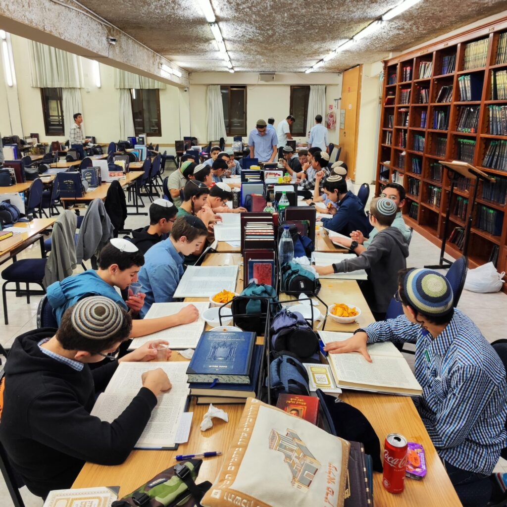 תלמידים לומדים בבית המדרש