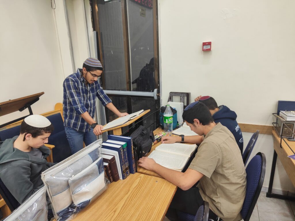 תלמידים לומדים בכיתה – ליווי אישי בלימודים