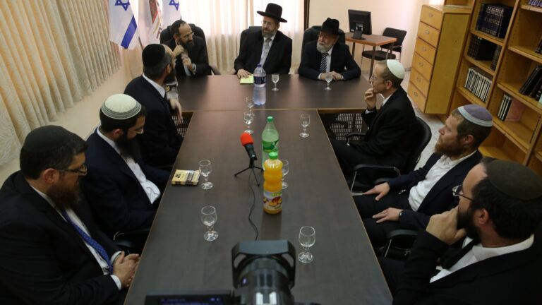 רבנים ודיינים סביב שולחן הדיונים