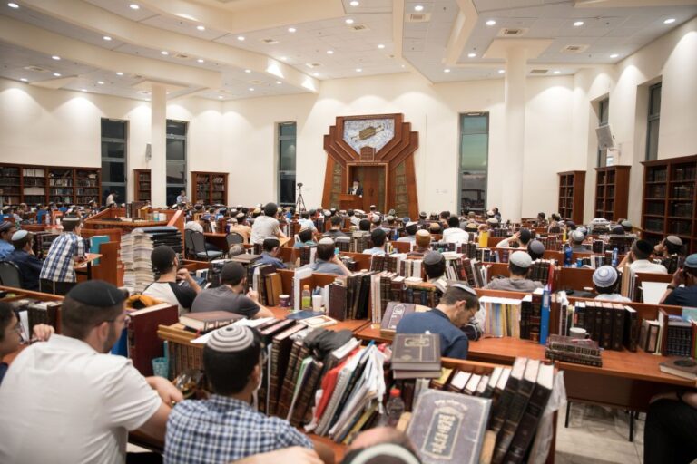 בית המדרש של הישיבה הגבוהה מלא לומדים
