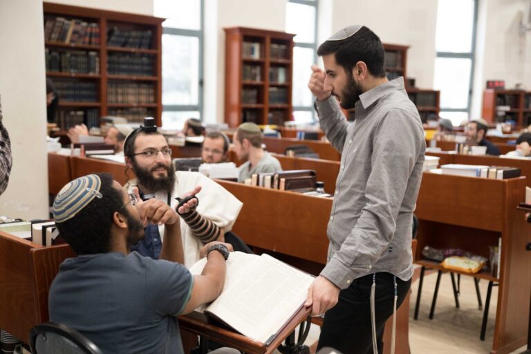 רב מלמד את התלמידים בבית המדרש