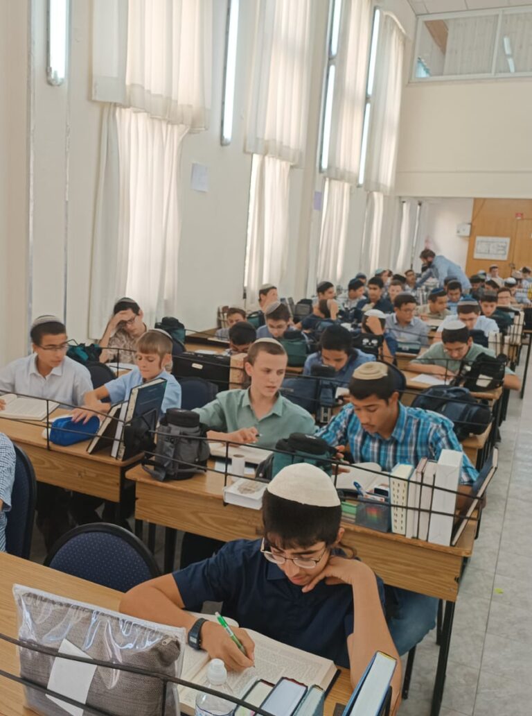 תלמידי הישיבה התיכונית לומדים בבית המדרש